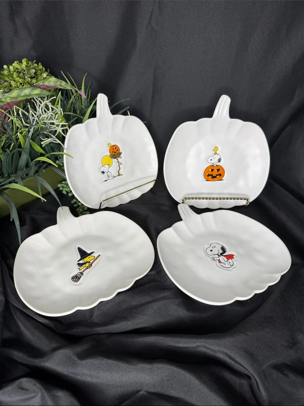 Set of 4 William Sonoma Peanuts Snoopy and the Great Pumpkin Halloween Plates